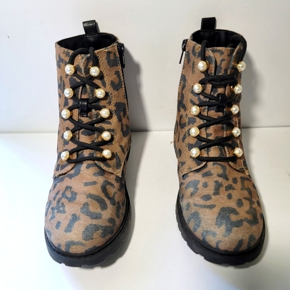 NORDSTROM Camille Pearl Tan Leopard Print Lug Boot Sz Kids 4/Adult 7 Side Zip - Picture 2 of 9